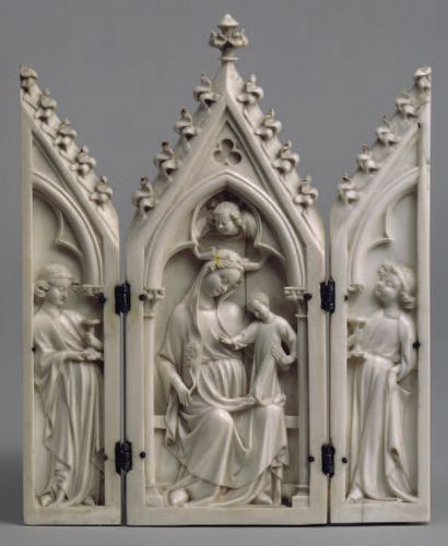 null Plaque en ivoire sculpté en fort relief représentant la Crucifixion sous une...