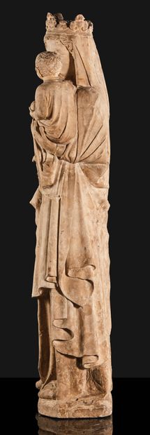  Vierge à l'Enfant en pierre calcaire sculptée en ronde-bosse. Debout, avec un imperceptible...