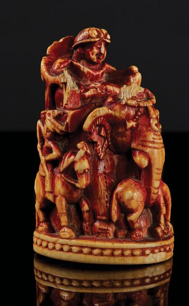 null Pion d'échecs “à l'éléphant” en ivoire marin sculpté en ronde-bosse et monochromé...