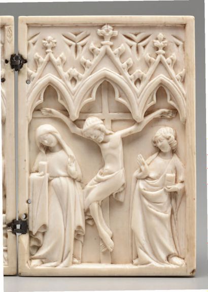 null Feuillet droit de diptyque en ivoire profondément sculpté représentant la Crucifixion...