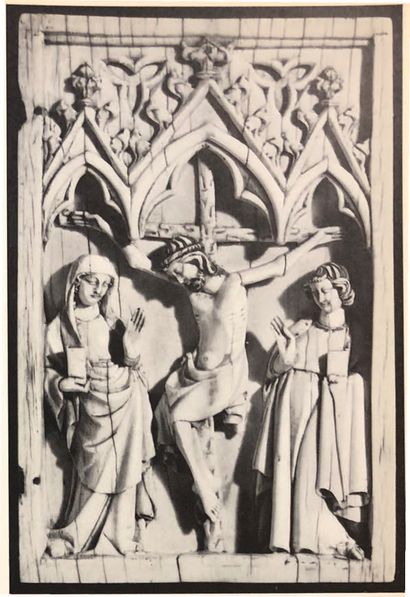 null Feuillet droit de diptyque en ivoire profondément sculpté représentant la Crucifixion...