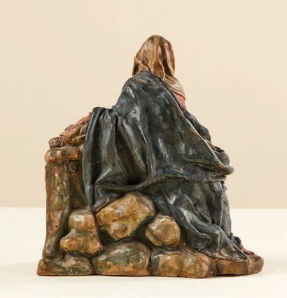  Vierge de la Nativité en terre cuite polychrome en ronde-bosse. La Vierge assise...