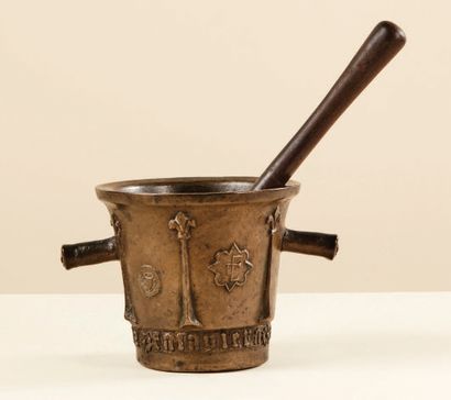  Bronze mortar and pestle. Body with six buttresses topped with a fleur-de-lys; medallion...
