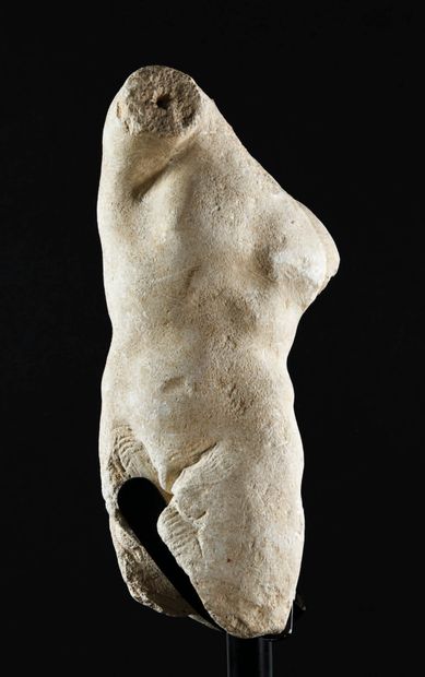  Faune acéphale en pierre de Costoza sculptée. La jambe droite en avant, l'autre...