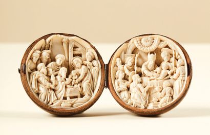 null Sphère diptyque en ivoire finement et profondément sculpté représentant l'Adoration...