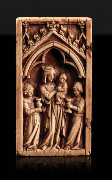 null Left leaf of an ivory diptych carved in bas-relief depicting the glorious Virgin...