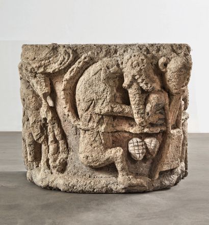 null Important limestone capital sculpted in high relief with traces of polychromy,...