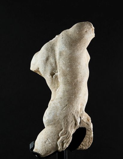  Faune acéphale en pierre de Costoza sculptée. La jambe droite en avant, l'autre...
