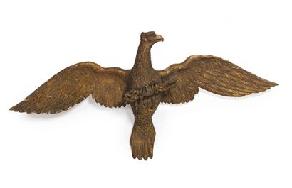 null American federal eagle of flagging in finely chiselled wood, head turned to...