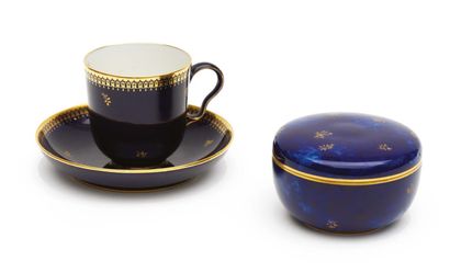 SÈVRES Tasses et soucoupes en porcelaine, à fond beau bleu rehaussé d'une frise d'or....