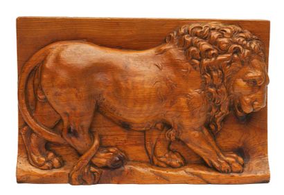  Panneau en bois de résineux sculpté en fort relief d'un lion passant à l'épaisse...