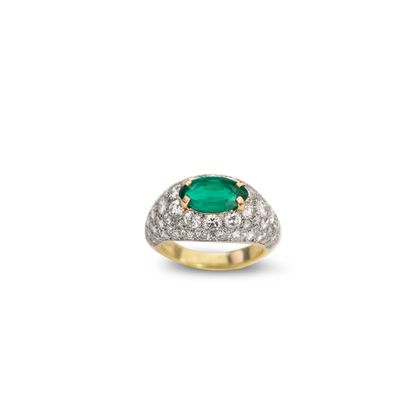 null 18K (750) yellow gold ring set with a navette emerald on a diamond pavement....