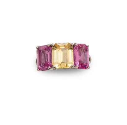 null 18K (750) white gold ring set with a rectangular yellow sapphire (weighing 2.98...