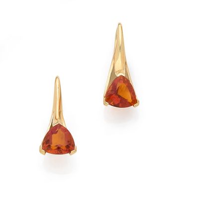 null Pair of 18K (750) yellow gold dormeuses set with a triangular citrine. 

French...