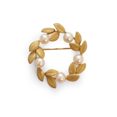 null 18K (750) yellow gold brooch, drawing a leafy crown bridged with cultured pearls....