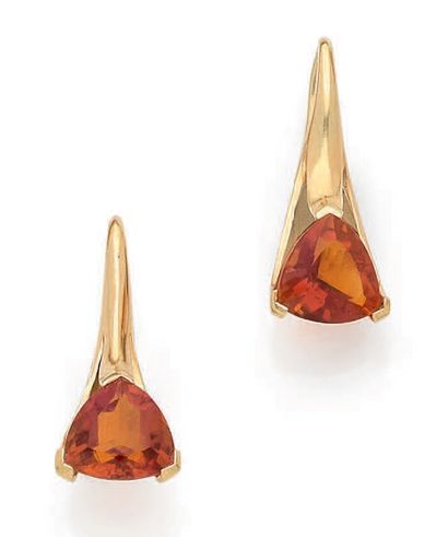 null A pair of 18K (750) yellow gold dormeuses set with a triangular citrine.
French...