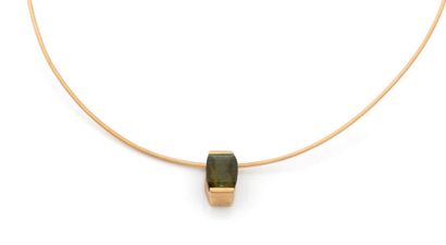 null Cable necklace in yellow gold 18K (750) holding in pendant a green tourmaline.
French...