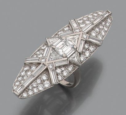 null Bague marquise en platine et or gris 18K (750) pavée de diamants de taille brillant...