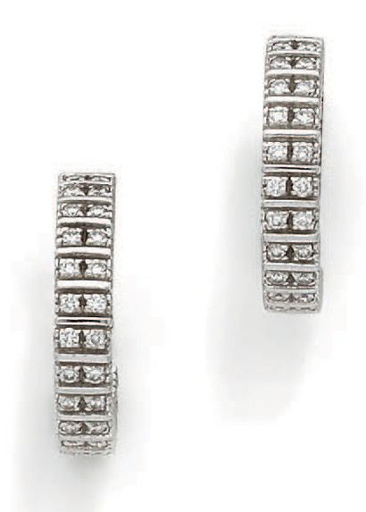 BOUCHERON. Paire de créoles en or gris 18K (750) sertie de diamants de taille brillant....