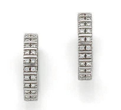 BOUCHERON. 
Paire de créoles en or gris 18K (750) sertie de diamants de taille brillant.
Travail...