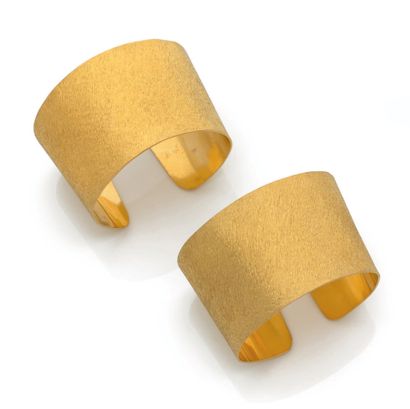 BVLGARI. 
Paire de bracelets manchettes en ruban d'or jaune 18K (750) texturé.
Signée...