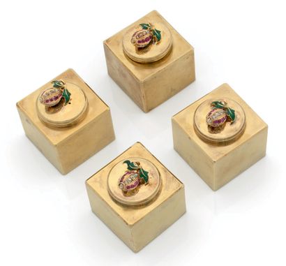 null Set of 4 square vermeil boxes, the 18K (750) yellow gold socket, carved with...