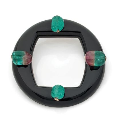 null 18K (750) yellow gold brooch with onyx buckle studded with emeralds and watermelon...