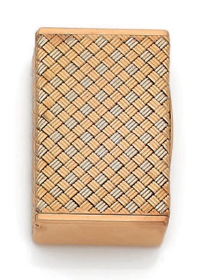 BOUCHERON. 
Rectangular two-tone 18K (750) gold pillbox with braided decoration.
Work...
