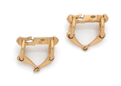 CARTIER. 
Pair of articulated cufflinks in 18K (750) yellow gold. 
 French work.
Signed.
L_2...