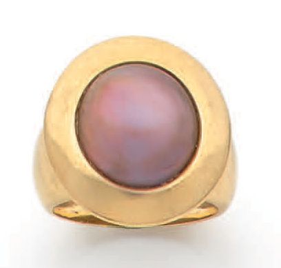 null 
Yellow gold ring 18K (750), the round bezel decorated with a mabe pearl. French...