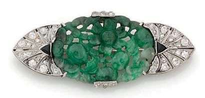 null 18K (750) white gold plate brooch set with a jade sculpted with flowers and...