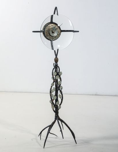 André DUBREUIL (né en 1951) Pendule en fer battu, verre et bronze
H_99 cm L_35 cm...