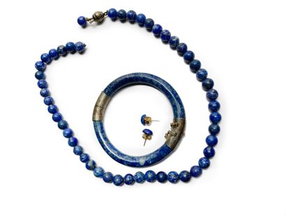 null Ensemble en lapis lazuli comprenant un collier (accidenté) un bracelet jonc...