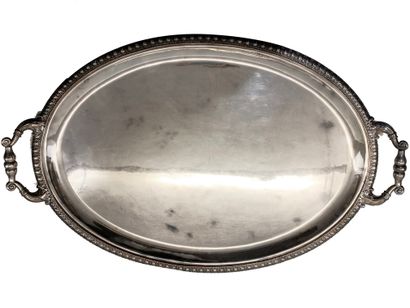 null Grand plat ovale en métal argenté à bordure de frise d'oves, doté de deux anses...