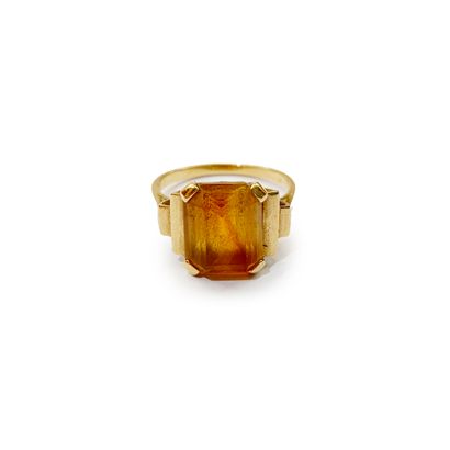 null An 18K (750) yellow gold ring with a rectangular citrine. French work. TDD:...