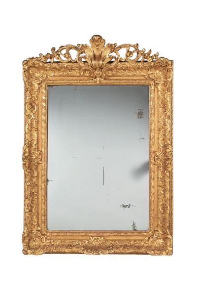 null Cadre formant miroir de forme rectangulaire en bois doré mouluré et sculpté...