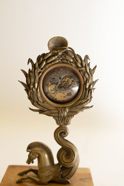 null Porte-montre en bronze dédoré représetnant un cheval marin supportant une couronne...