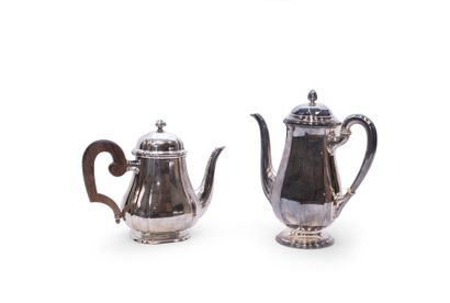 null Théière et cafetière à pans coupés en argent. H_ 25 et 20 cm Poids: 1873 g.