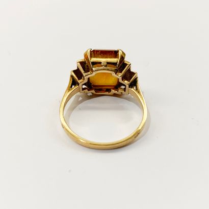 null An 18K (750) yellow gold ring with a rectangular citrine. French work. TDD:...