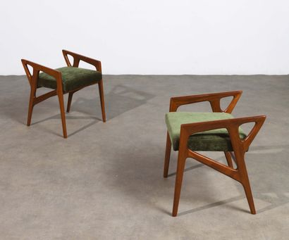 Gio PONTI (1891-1979) Paire de tabourets
Noyer et velours vert
Vers 1950
A pair of...