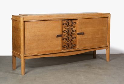 THORVALD BINDESBØLL (ATTRIBUÉ À) Commode
Oak and metal
About 1905
Sideboard in aok...