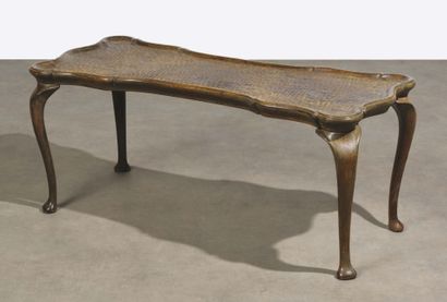FRITS HENNINGSEN (1889-1965) Table basse Bois et bois sculpté à la gouge Édition...