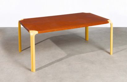 ALVAR AALTO (1898-1975) Coffee table
Birch and stained birch
Edition Artek
About...