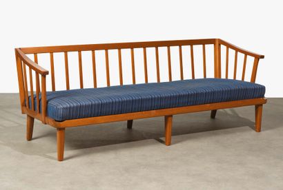 CARL MALMSTEN (1888-1972) Three-seater sofa model "Visingsö"
Pine and blue fabric
Edition...