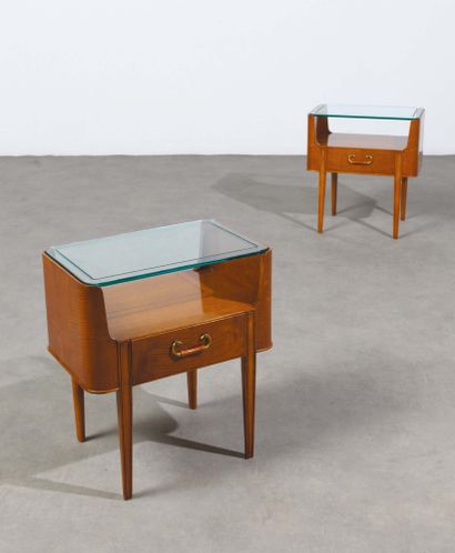 AXEL LARSSON (1898-1975) Paire de tables d'appoint
Acajou, laiton et verre
Édition...