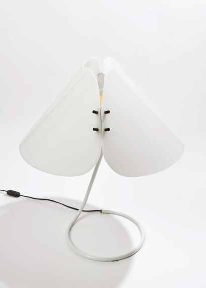 VICO MAGISTRETTI (1920-2006) Lampe de table
Métal laqué et plexiglas opalin
Vers...