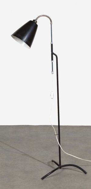 SVEND AAGE HOLM SØRENSEN (1913-2004) Floor lamp model "Skruven"
Black lacquered metal
Edition...