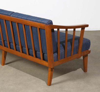 CARL MALMSTEN (1888-1972) Three-seater sofa model "Visingsö" Pine and blue fabric...