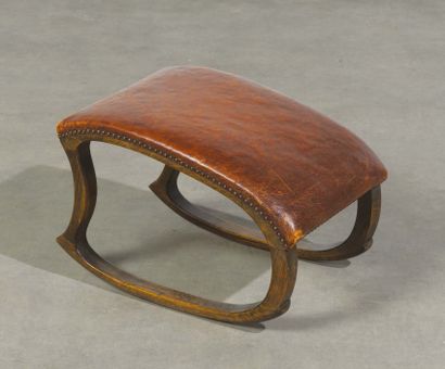 OTTO FÆRGE (XXE SIÈCLE) Ottoman
Bois et cuir
Édition Otto Færge
Vers 1930
A stool...