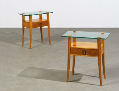 CARL-AXEL ACKING (1898-1975) Paire de tables d'appoint
Bois, laiton et verre
Édition...